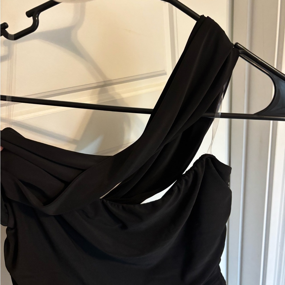 WinWin Chic Black One-Shoulder Cropped Tube Top